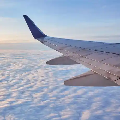 Asa de avião sobre as nuvens