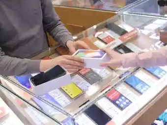 Atendimento no balcão de uma loja de celulares